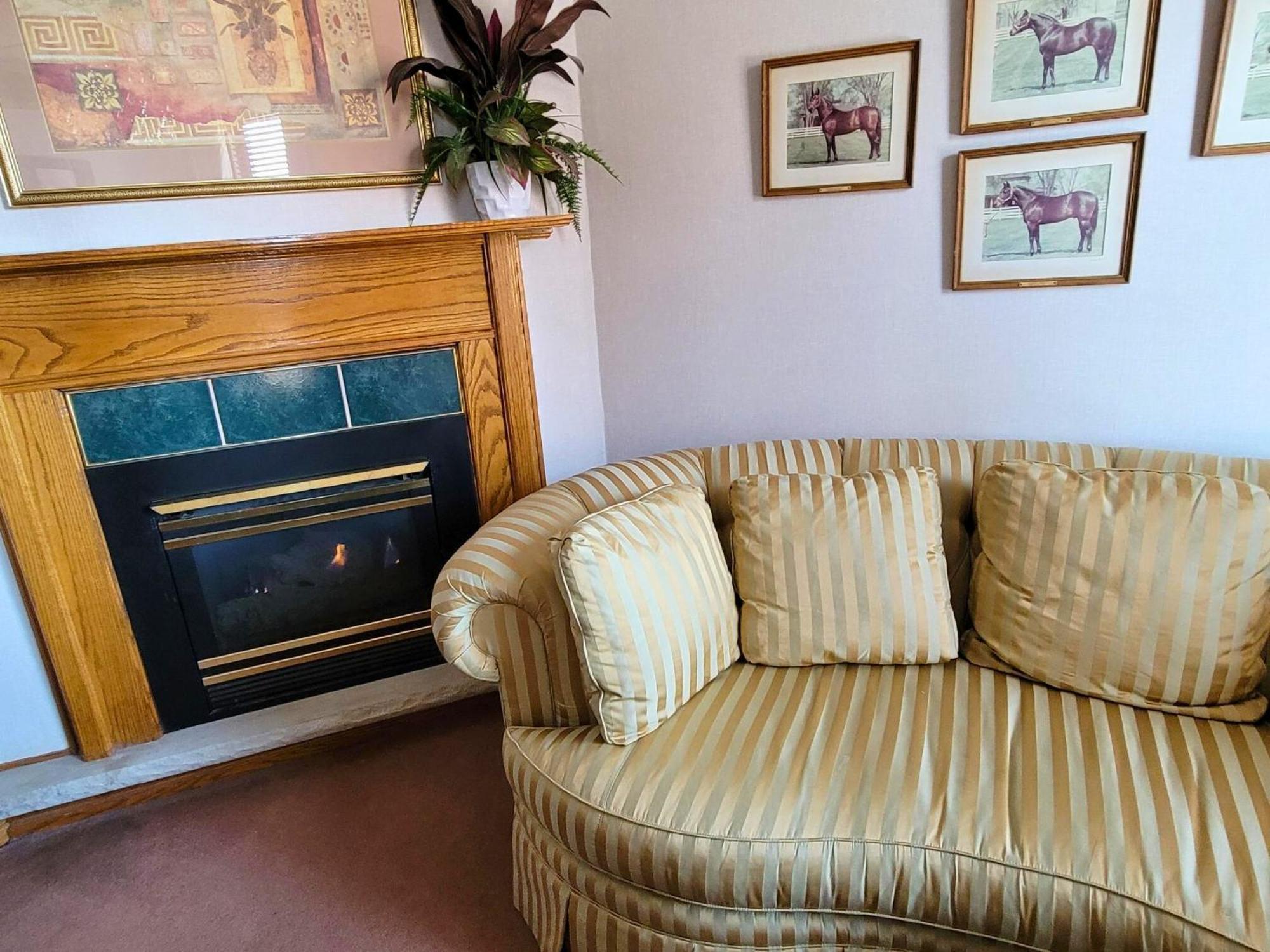 Altland House Inn & Suites Abbottstown Екстериор снимка